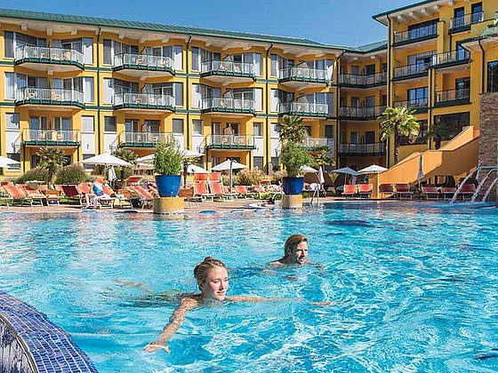 Schwimmen im Außenpool des Hotels Paradiso in Bad Schallerbach