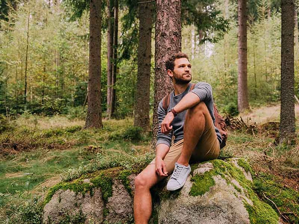 ein Man genießt den Besuch im Wald in der Region von Bad Leonfelden