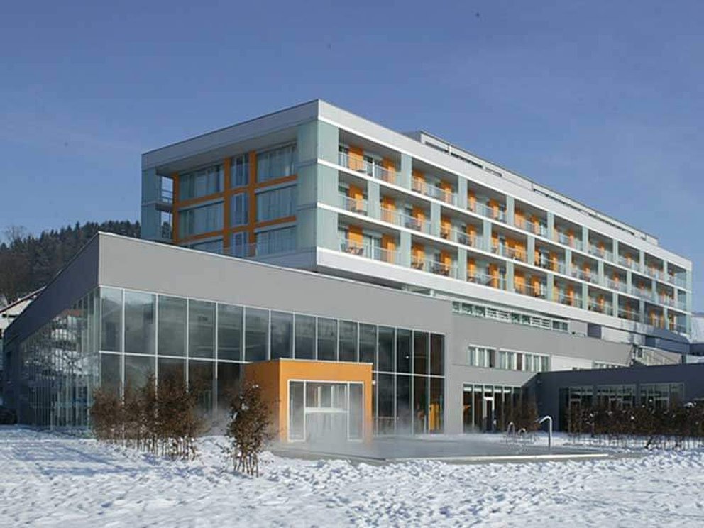 Außenansicht Hotel Lebensquell in Bad Zell im Winter mit Außenpool